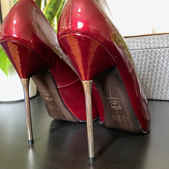 Stuart Weitzman Dagger Pump (Size 9) - Picture 8 of 11